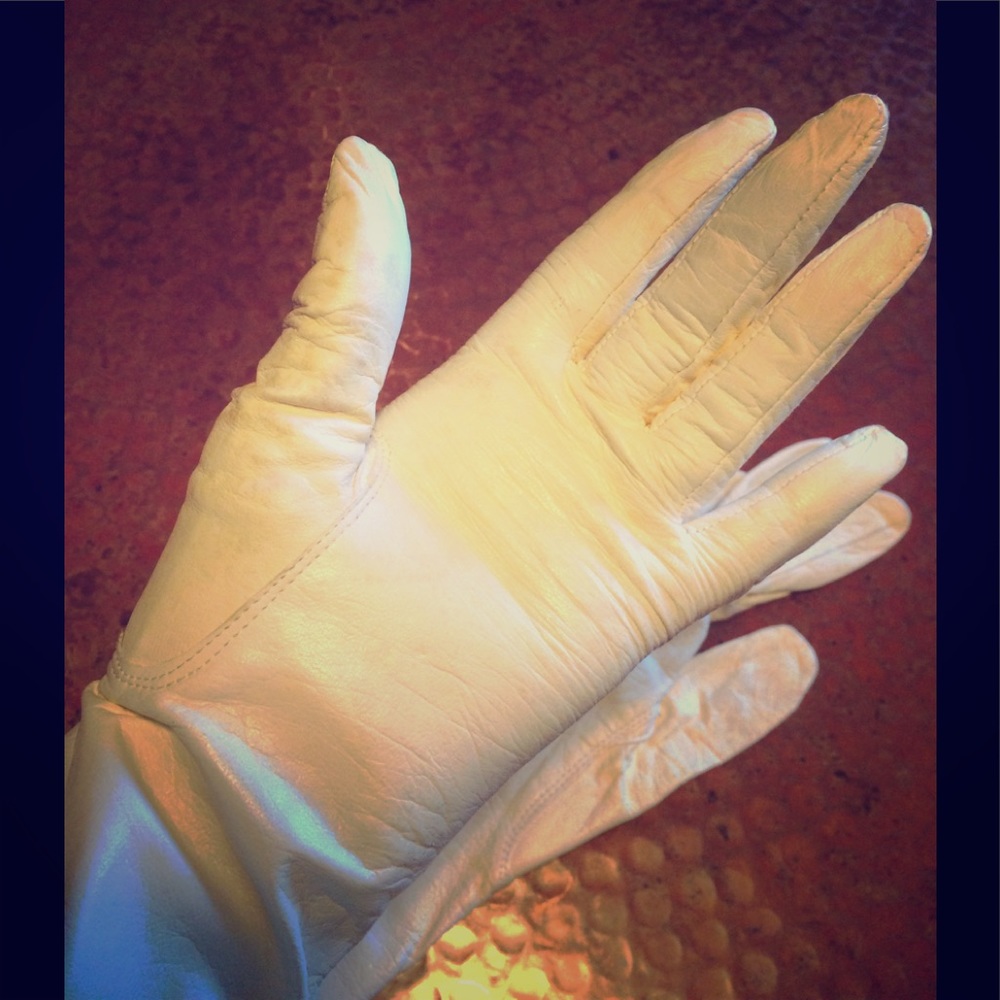Vintage White/ivory Leather gloves, Wear Right